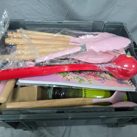 APPROXIMATELY 20 ASSORTED HOUSEHOLD ITEMS TO INCLUDE DOG TOY, COOKING UTENSILS AND WRITING PAD