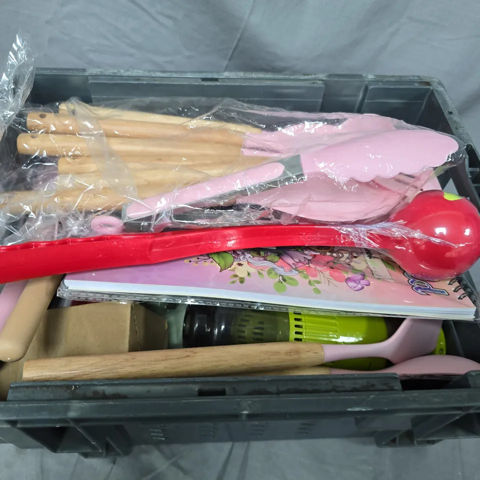 APPROXIMATELY 20 ASSORTED HOUSEHOLD ITEMS TO INCLUDE DOG TOY, COOKING UTENSILS AND WRITING PAD