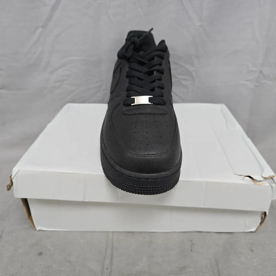 BOXED PAIR OF NIKE AIR FORCE 1 '07 SHOES IN BLACK SIZE UK 12