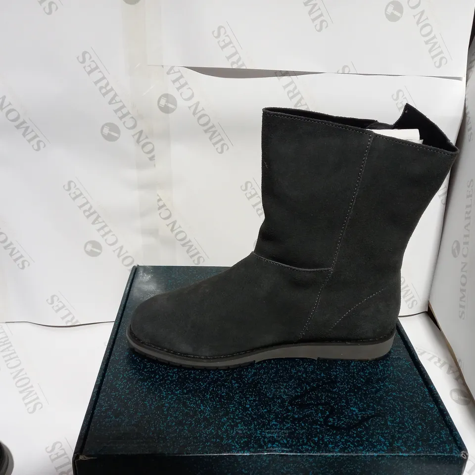 BOXED PAIR OF EMU BEACH BOOTS  - SIZE 7