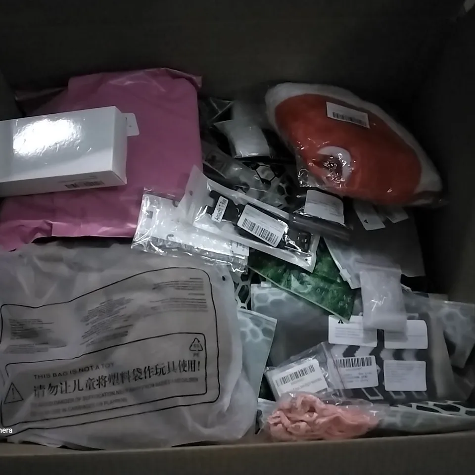 PALLET OF ASSORTED ITEMS INCLUDING 2022/2023 DIARY, WOMEN'S EARRINGS, SANTA HAT, FLORAL BOW TIE FOG COLLAR, COMMUTATIVE JUSTICE BOOK, GRIP SOCKS