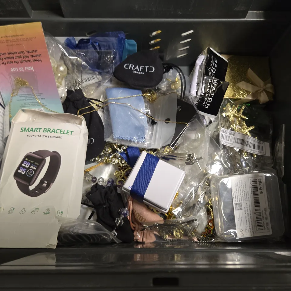 LOT OF ASSORTED JEWELLERY AND WATCH ITEMS TO INCLUDE NECKLACES, EARRINGS AND EARRINGS