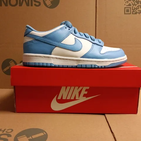 BOXED PAIR OF NIKE DUNK LOW TRAINERS IN WHITE/BLUE SIZE UK 6