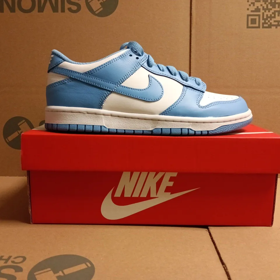 BOXED PAIR OF NIKE DUNK LOW TRAINERS IN WHITE/BLUE SIZE UK 6