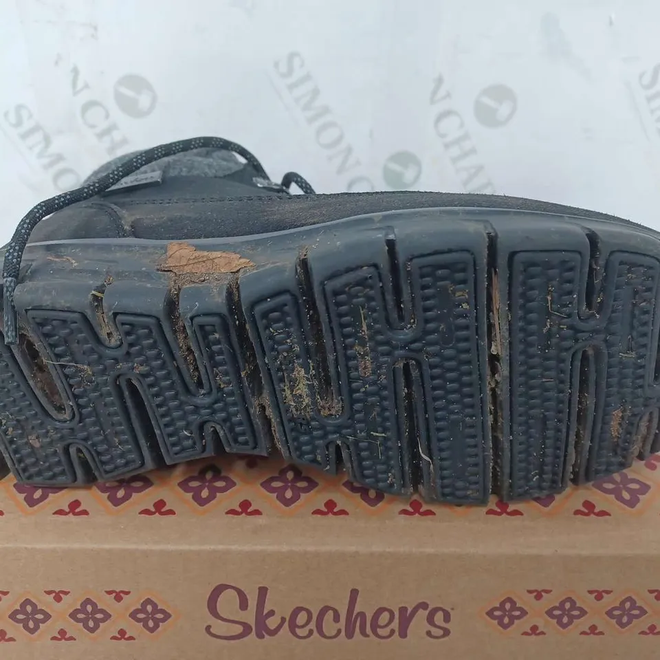 BOXED PAIR OF SKECHERS SYNERGY WARM BOOTS BLACK SIZE 4.5