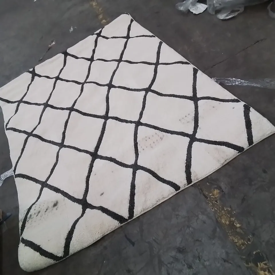 QUALITY DESIGNER AREA RUG APPROXIMATELY 230X160CM