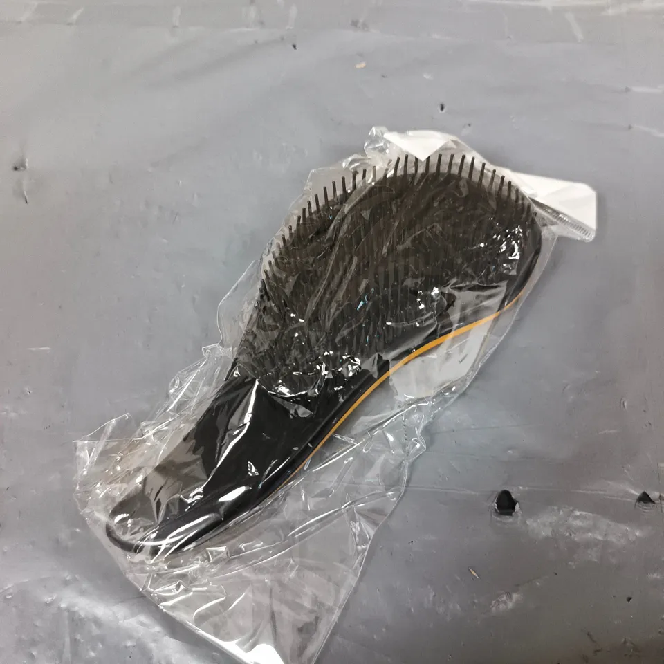 APPROXIMATELY 20 PLASTIC HAIRBRUSHES IN YELLOW/BLACK