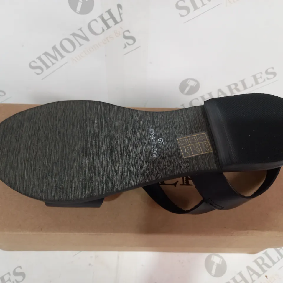 BOXED PENELOPE CHILVERS BATHSHEBA LEATHER SANDAL - SIZE EU39