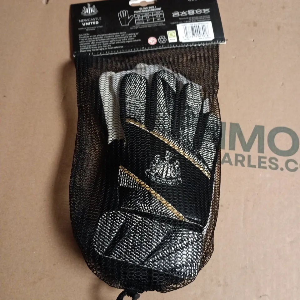 NEWCASTLE UNITED JUNIOR GOALKEEPER GLOVES – BLACK WITH GOLD TRIM (MESH BAG)
