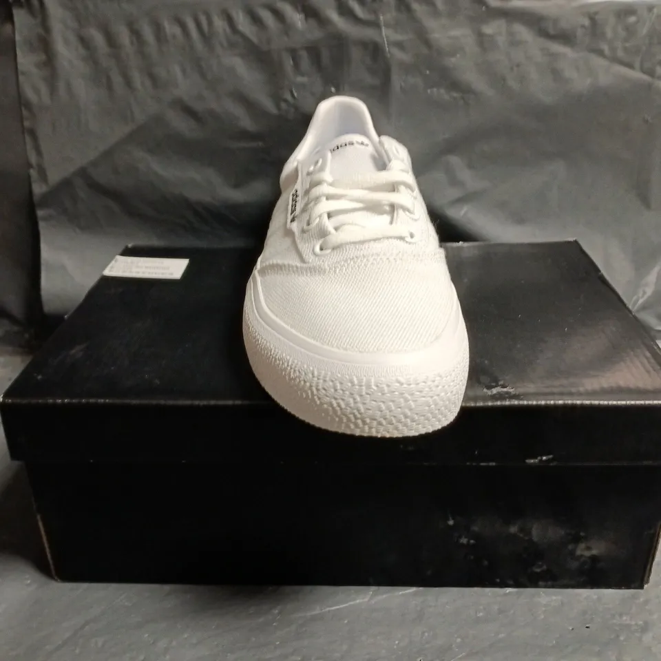 BOXED PAIR OF ADIDAS 3MC TRAINERS IN WHITE SIZE UK 5.5