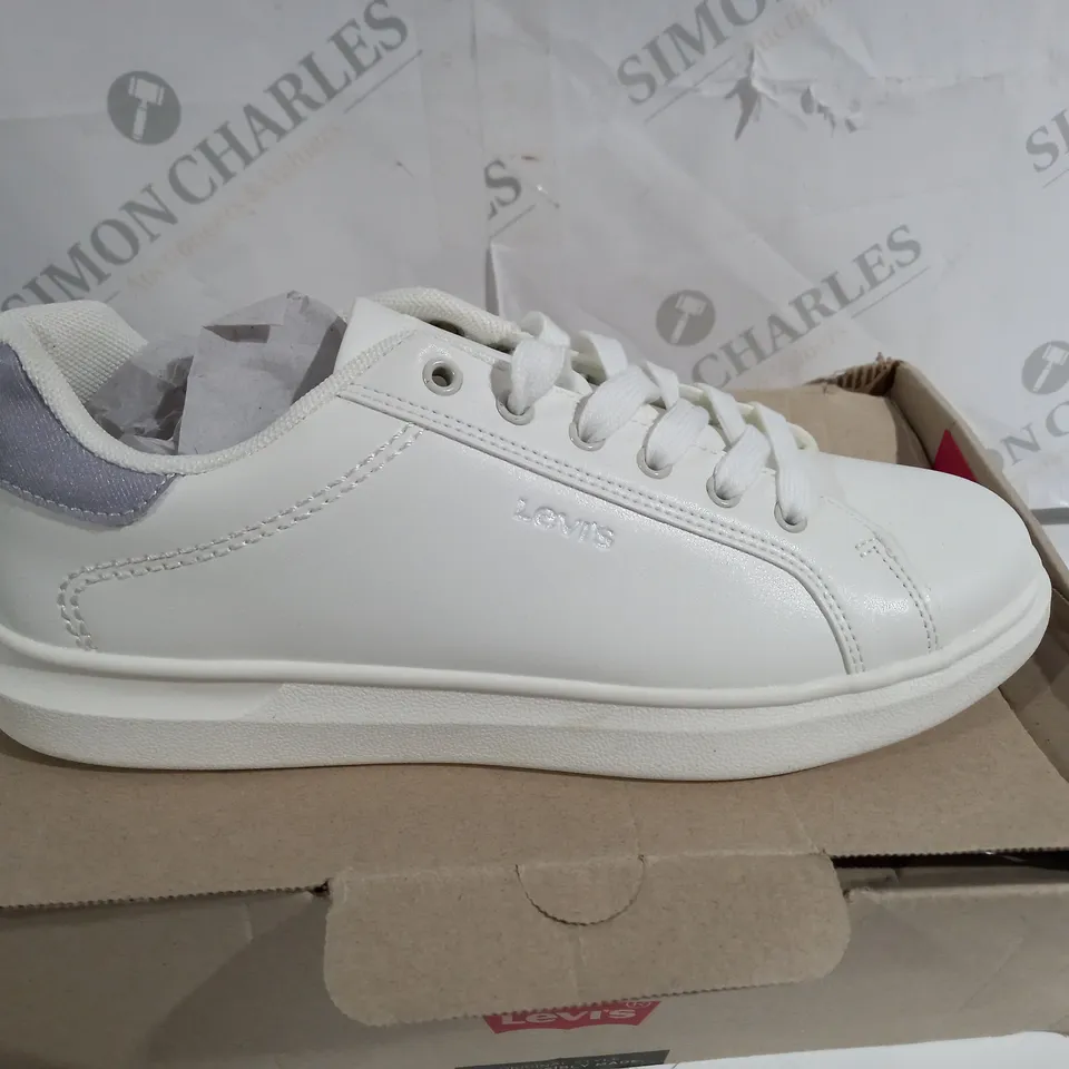 BOXED PAIR OF LEVIS WHITE SHOES SIZE 7.5