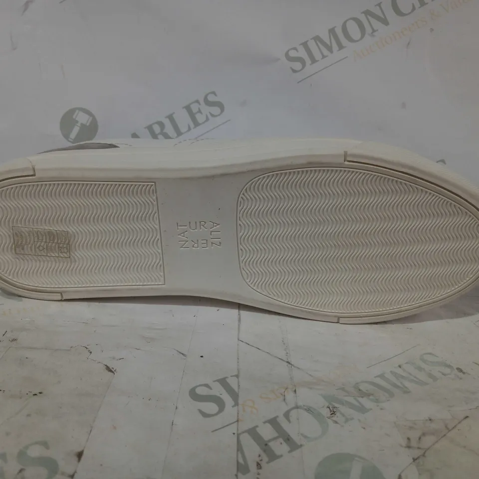 PAIR OF NATURALIZER SHOES IN WHITE/GREY UK SIZE 5.5