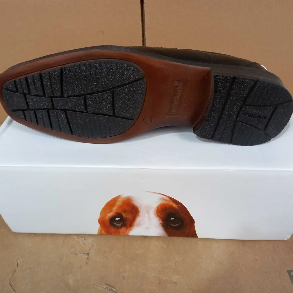 BOXED PAIR OF HUSH PUPPIES FAUX LEATHER SHOES IN BLACK EU SIZE 42