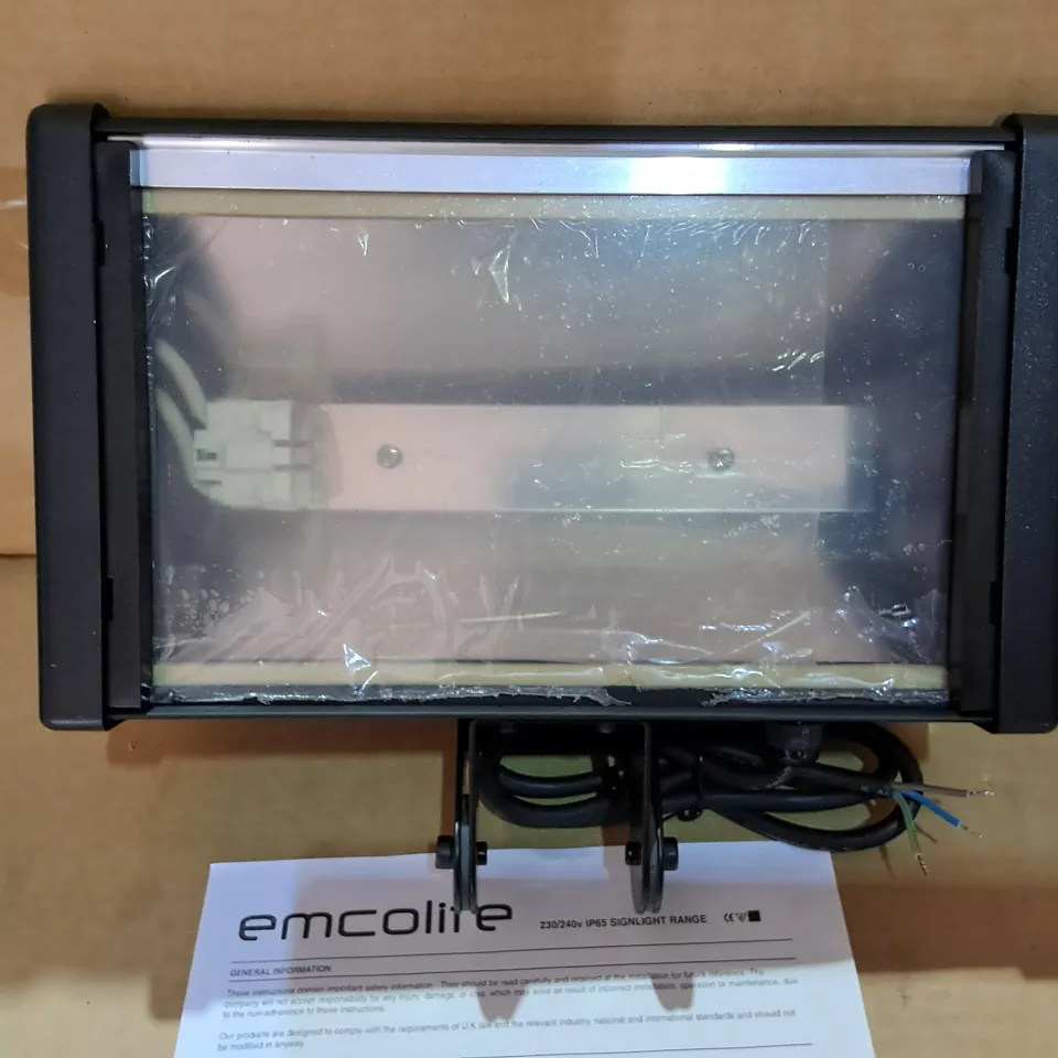 PALLET CONTAINING APPROXIMATELY 90 BOXED EMCOLITE 42W IP65 LAMPS - EML 142 PLC