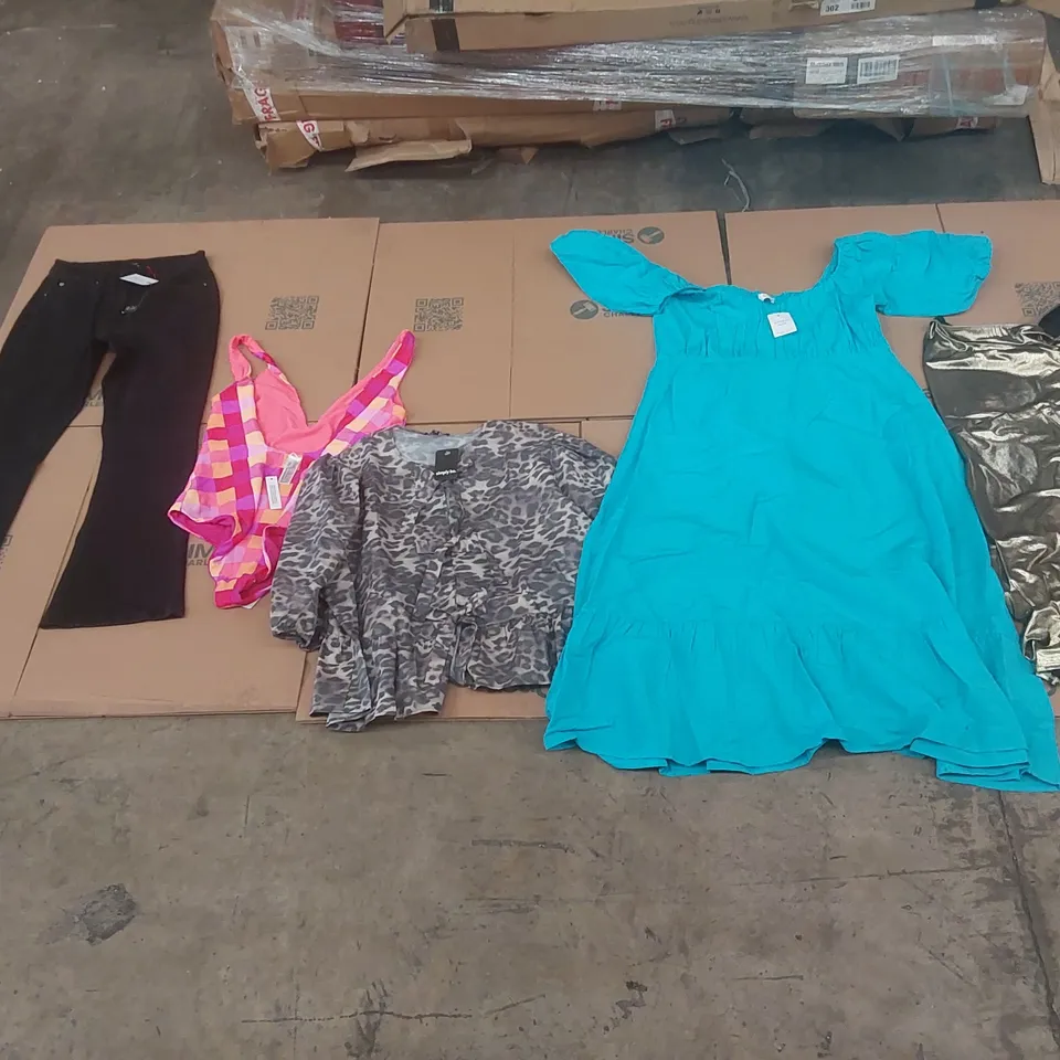 PALLET CONTAINING APPROXIMATELY 600x BRAND NEW ASSORTED DESIGNER CLOTHING ITEMS INCLUDING: JOANNA HOPE DRESS, SIMPLY BE TOP, BATHING SUIT, MAGISCULPT JEANS ECT