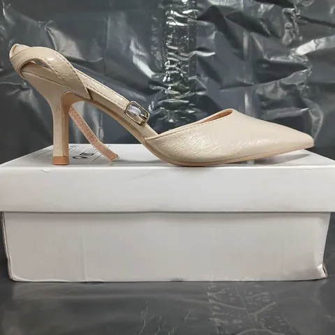 BOXED PAIR OF UNBRANDED POINTED TOE HEELED SHOES IN CREAM SIZE EU 40