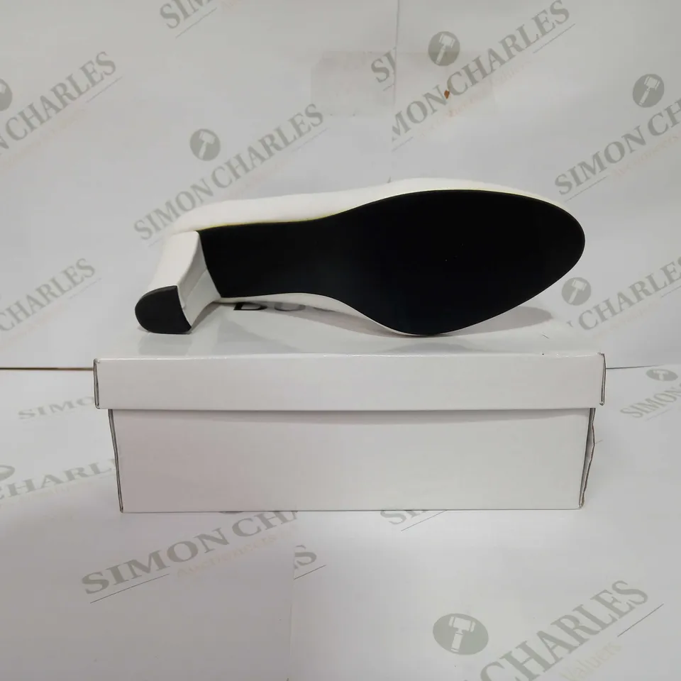 BUCKLE WOMAN'S HEALS IN MATT WHITE - SIZE 44