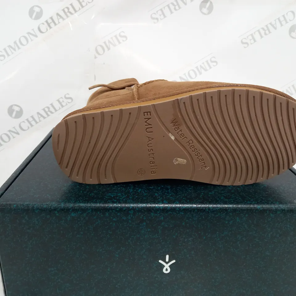 BOXED PAIR OF EMU AUSTRALIA SUMMERLANDS BOOTS BROWN SIZE 4