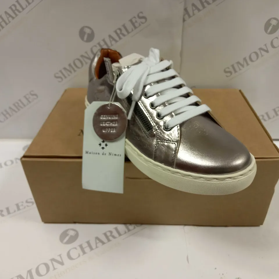 BOXED PAIR OF MAISON DE NIMES LEATHER ZIP SIDE TRAINERS IN PEWTER - SIZE 5 