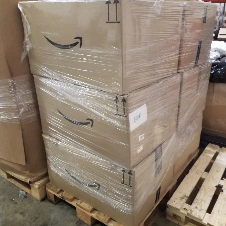 PALLET CONTAINING LARGE QUANTITY OF ASSORTED PHONE CASES