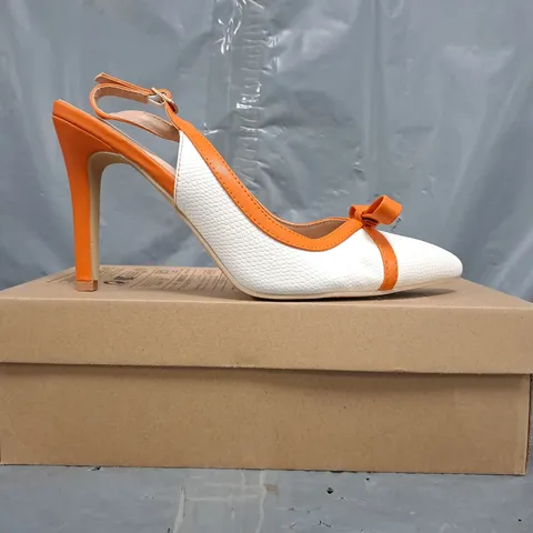 BOXED PAIR OF UNBRANDED POINTED TOE HEELED SHOES IN WHITE/ORANGE SIZE EU 42