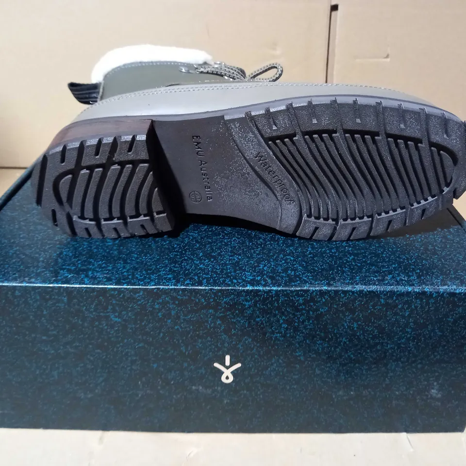 BOXED PAUR OF EMU OKAB FAUX LEATHER BOOTS IN DARK OLIVE UK SIZE 5