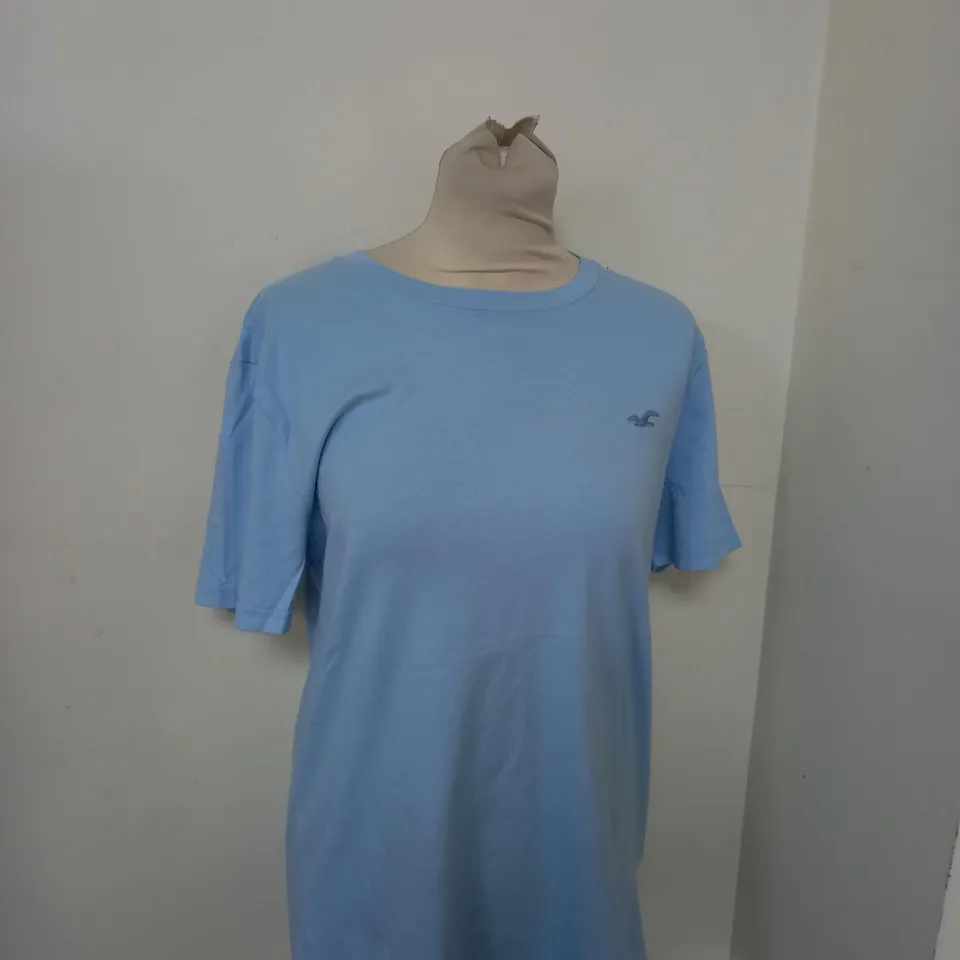 HOLLISTER CASUAL LOGO T-SHIRT IN PALE BLUE  SIZE M