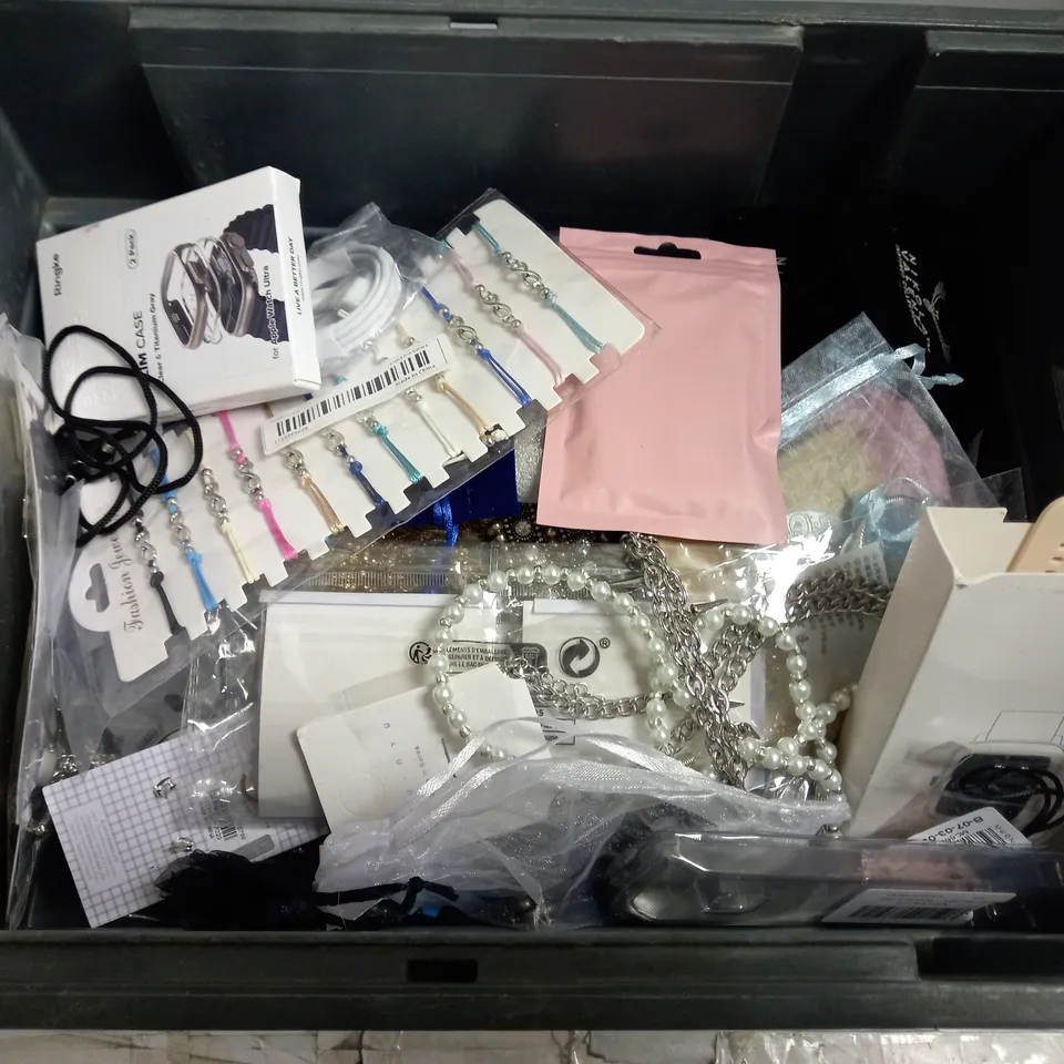 BOX OF APPROX 20 ASSORTED COSTUME JEWELLERY ITEMS INCLUDING BRACELETS, GLASSES AND RINGS