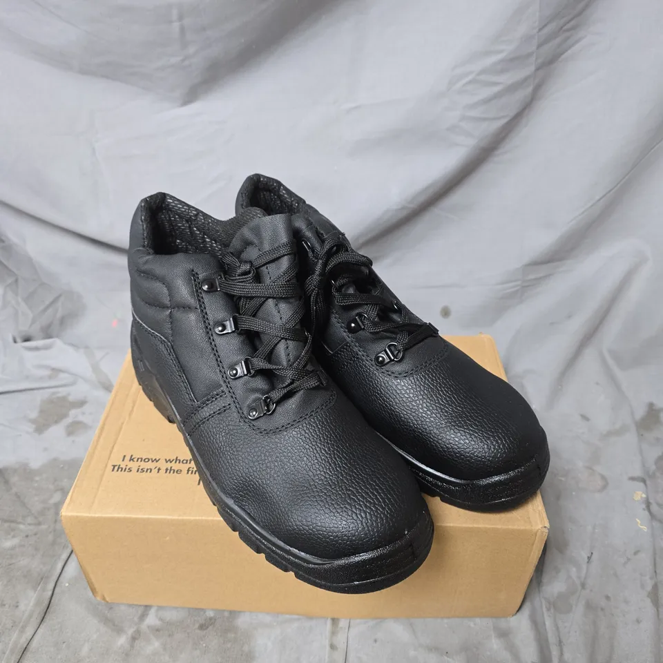 BLACK CHUKKA BOOT BOXED SIZE 7