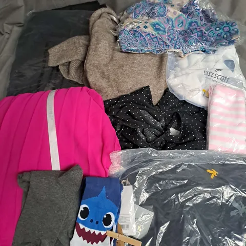 BOX OF APPROXIMATELY 25 ASSORTED CLOTHING ITEMS TO INCLUDE - DRESS, JUMPERS, SOCKS ETC