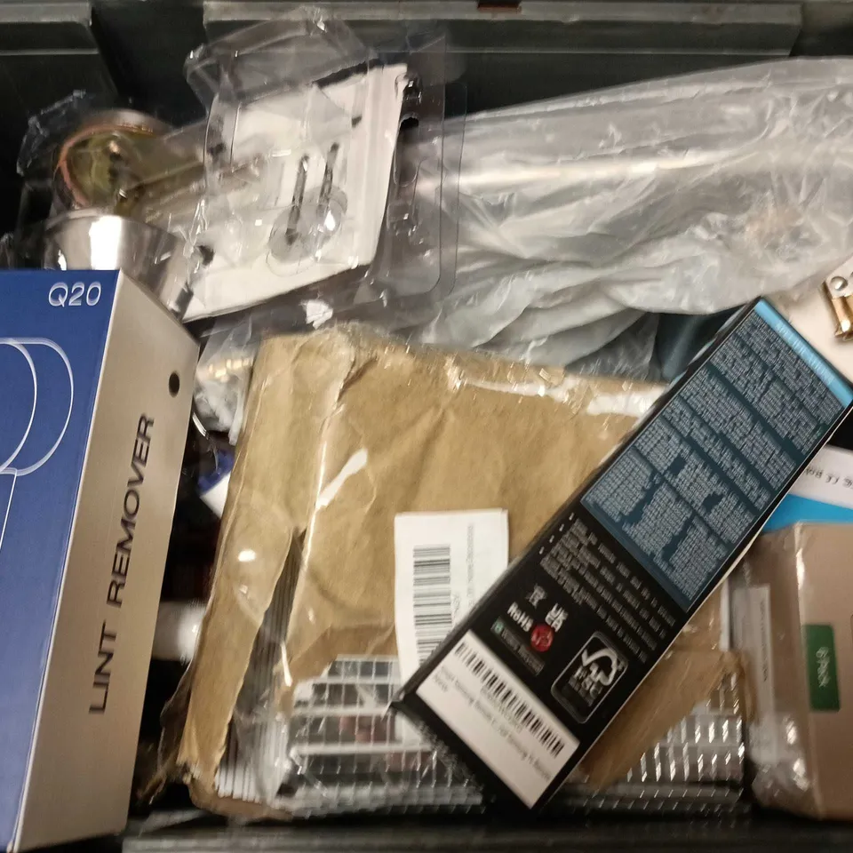 APPROXIMATELY 12 ASSORTED HOUSEHOLD ITEMS TO INCLUDE HARPIC DEEP CLEAN TABS, LINT REMOVER, FOOD DESICCANT BAG, ETC