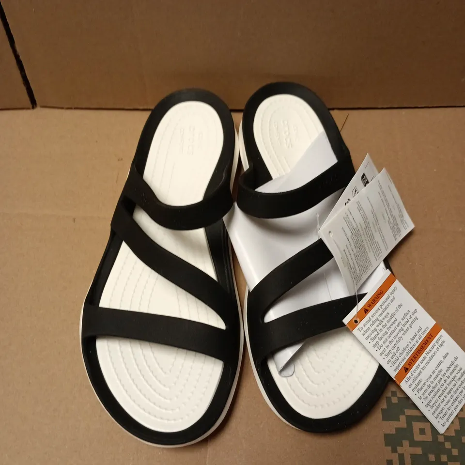 UNBOXED PAIR OF CROCS SWIFT SANDALS IN BLACK/WHITE - W8