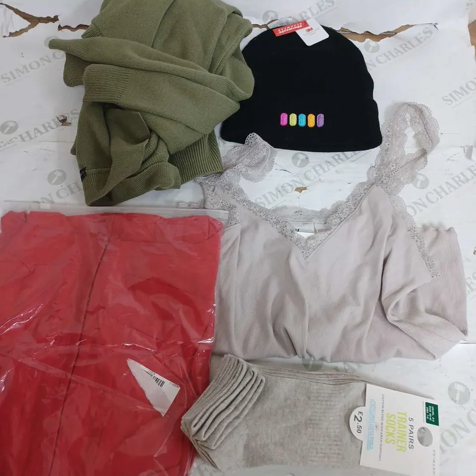 BOX OF APPROXIMATELY 22 ASSORTED CLOTHING ITEMS TO INCLUDE - HAT , SOCKS , JUMPER ETC