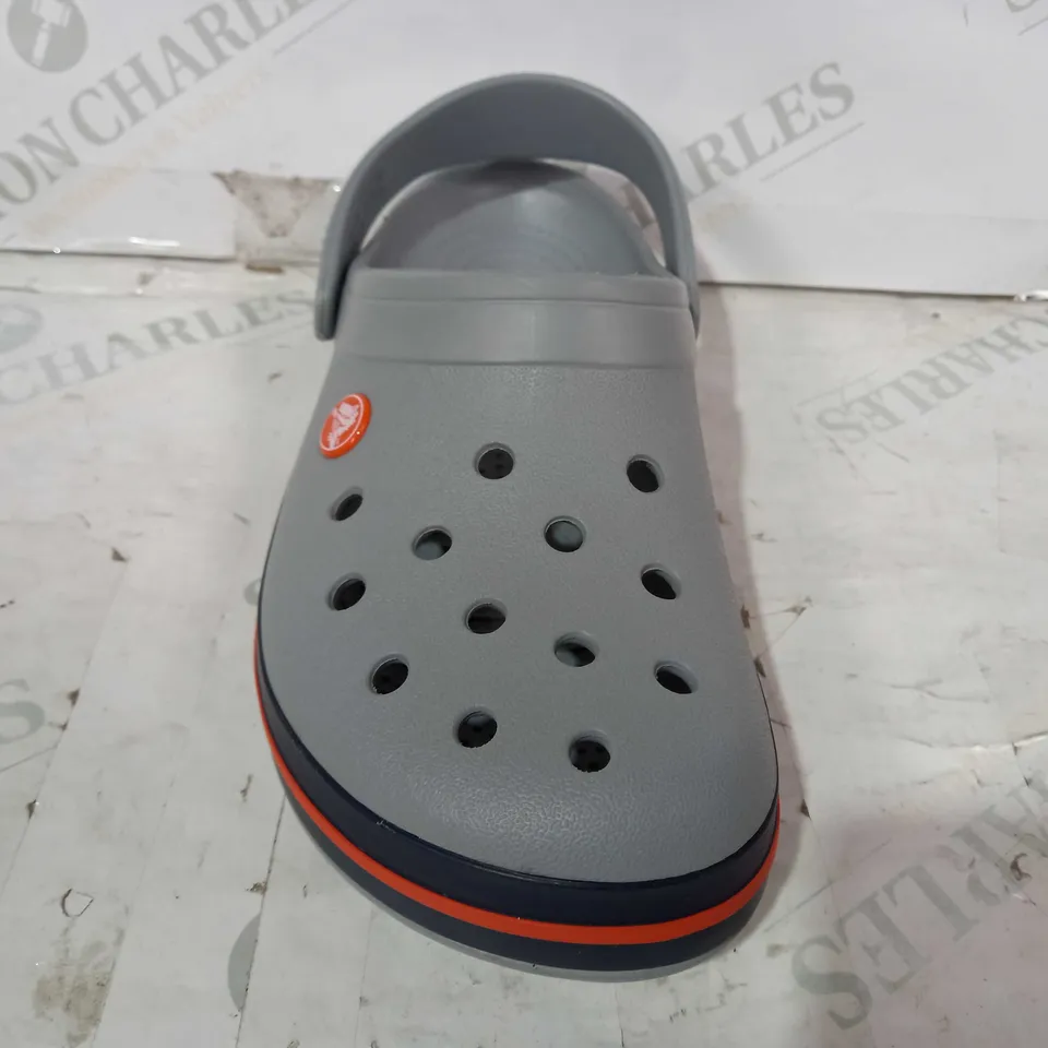 BOXED PAIR OF CROCS IN GREY/NAVY SIZE M6/W8