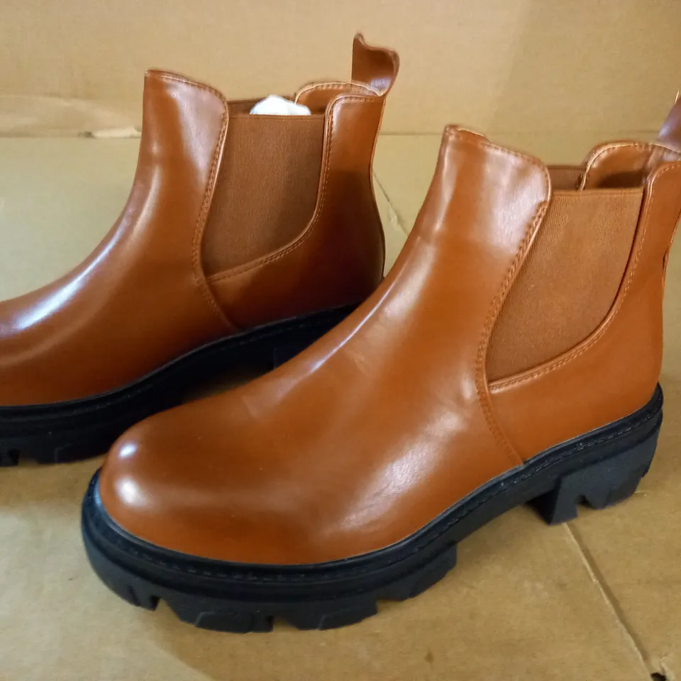 PAIR OF BROWN BOOTS - 39