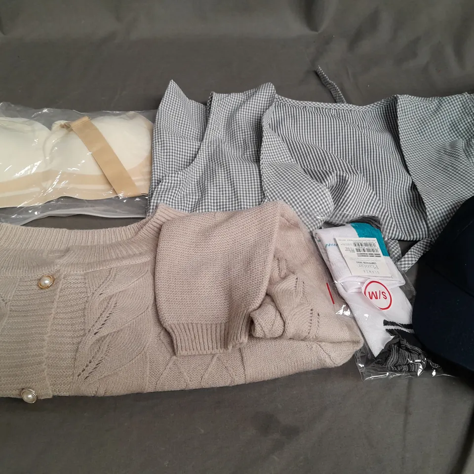 BOX OF APPROXIMATELY 15 ASSORTED CLOTHING ITEMS TO INCLUDE - HAT , SOCKS , TOP ETC