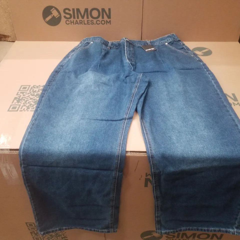 BOX CONTAINING APPROXIMATELY 10 BRAND NEW SIMPLY BE MID BLUE PLEAT DETAIL WIDE LEG JEANS - SIZE 20L