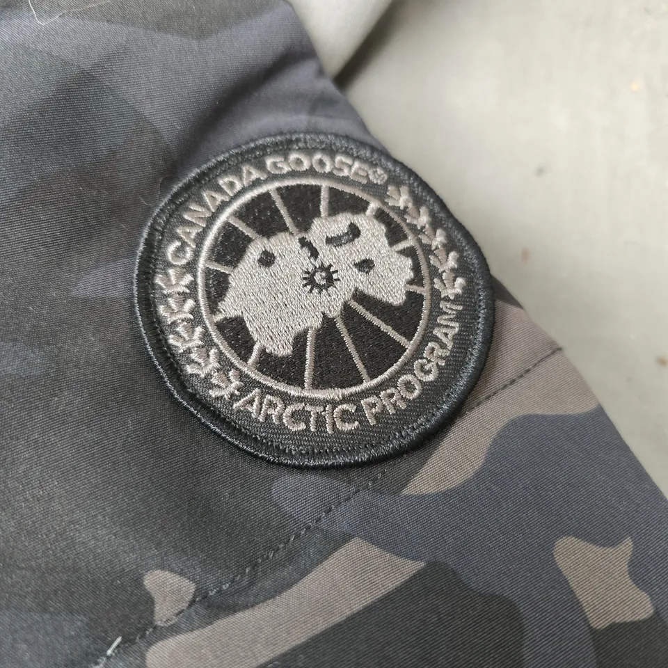 CANADA GOOSE CAMOFLAUGE STYLE FULL ZIP HOODED JACKET - SIZE LARGE