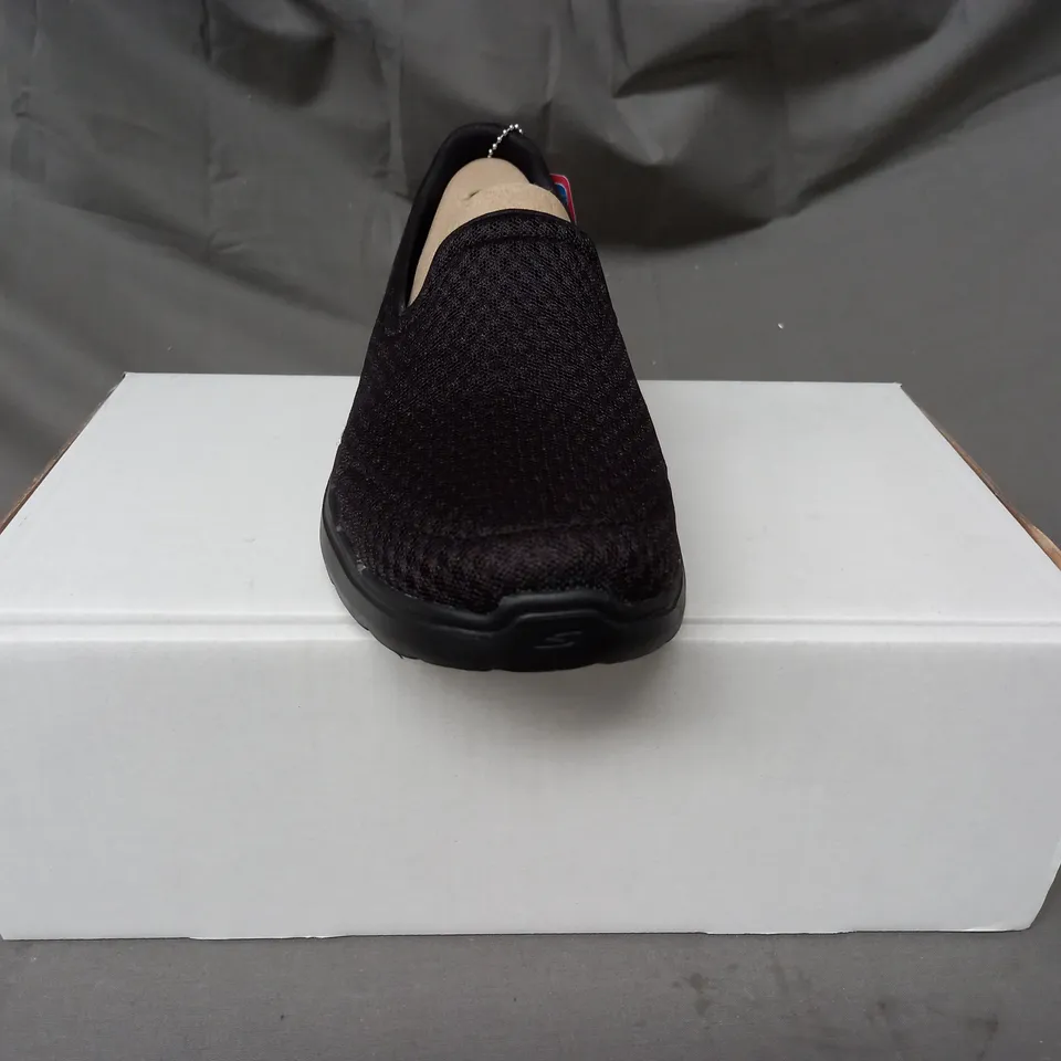 BOXED PAIR OF SKECHERS GO WALK 6 SHOES IN BLACK SIZE 6 