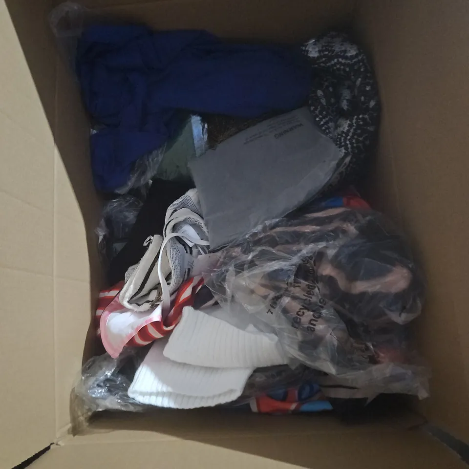BOX OF APPROXIMATELY 25 ASSORTED CLOTHING ITEMS TO INCLUDE LADIES THERMAL TOP, PYJAMA SET, FLOWER PRINT TOP, STONE KNITTED JUMPER ETC