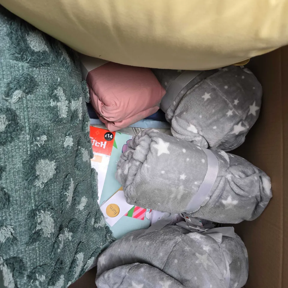 APPROXIMATELY 15 ASSORTED HOUSEHOLD PRODUCTS TO INCLUDE CUSHIONS, FITTED SHEETS, DUVET SET ETC 
