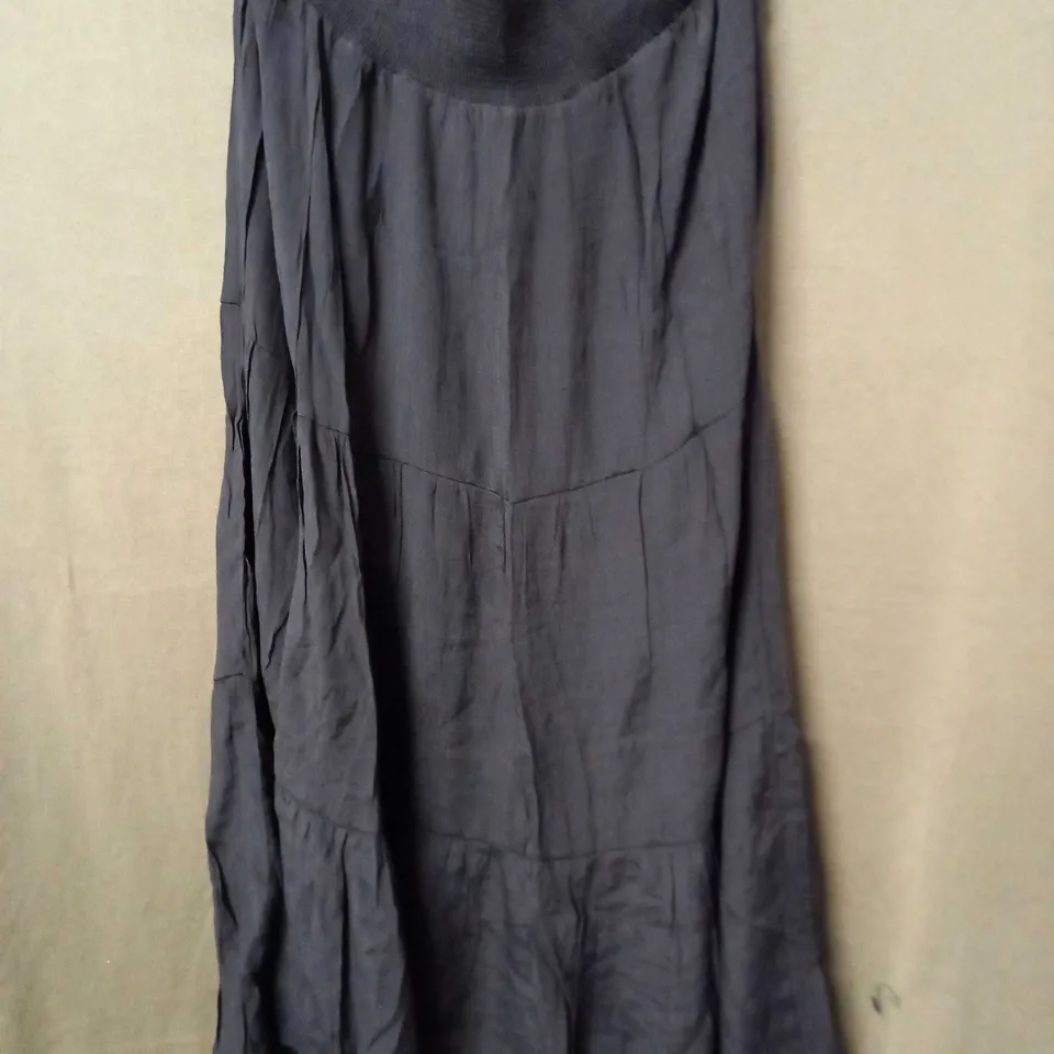 BLUE VANILLA CURVE TIERED SHIRRED MAXI SKITR IN BLACK - UK 26/28