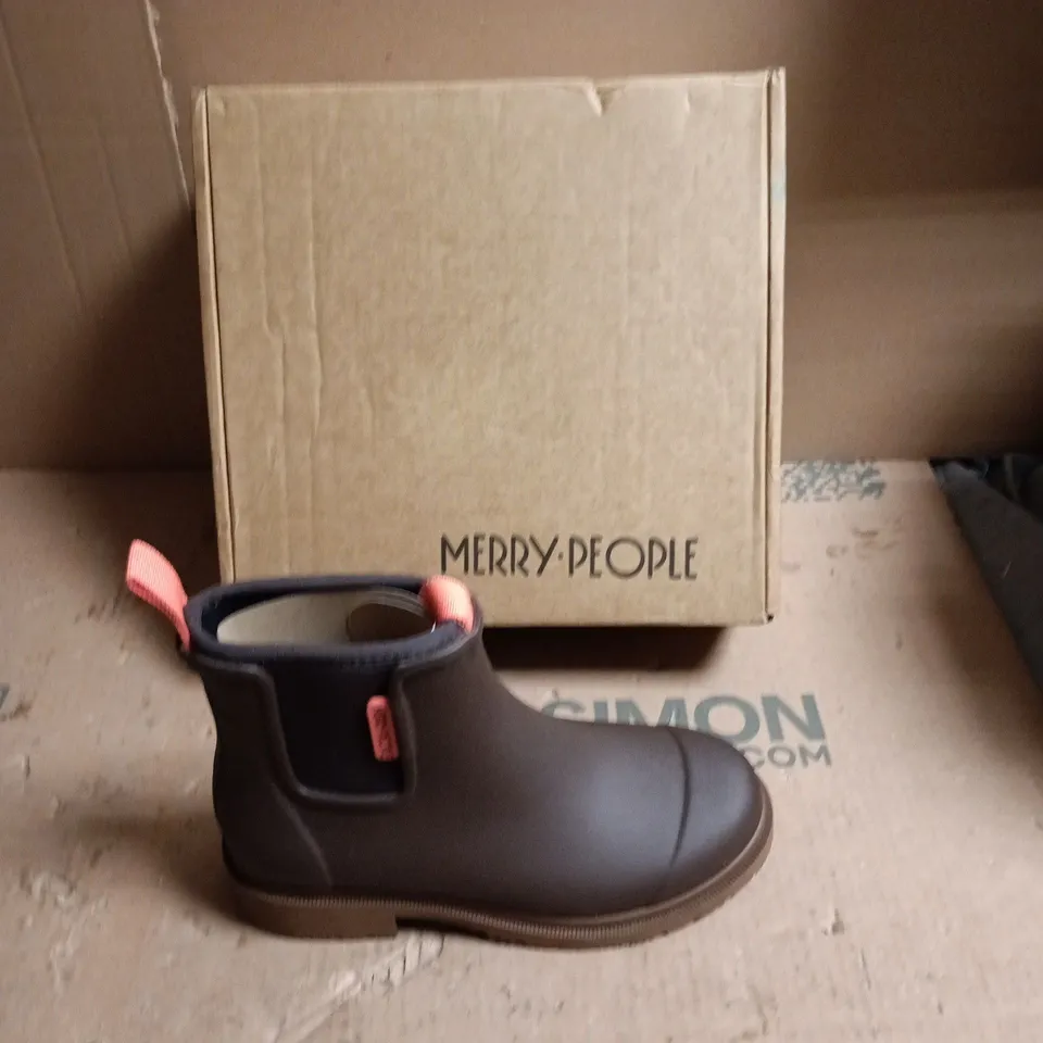 MERRY PEOPLE ANKLE RAIN BOOT – BLACK WITH PINK PULL TABS - SIZE EUR 37 