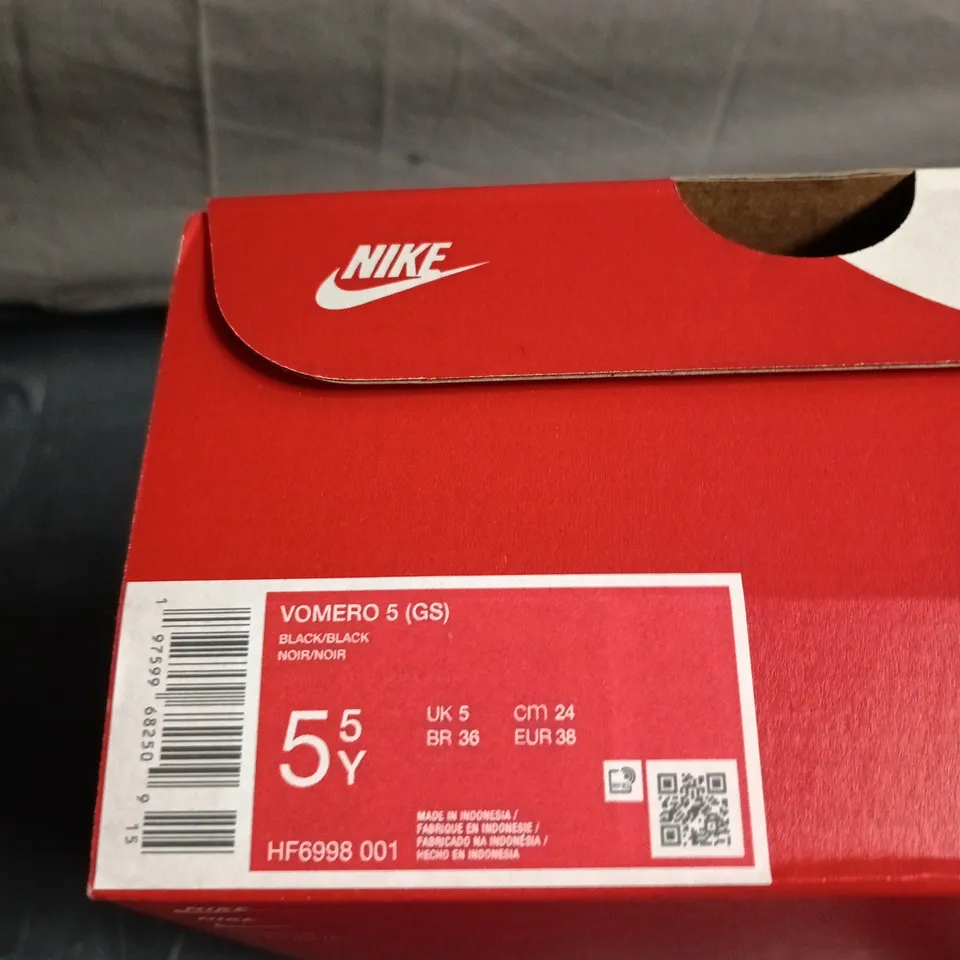 BOXED PAIR OF NIKE VOMERO 5 (GS) KIDS' RUNNING SHOES – UK 5Y, BLACK