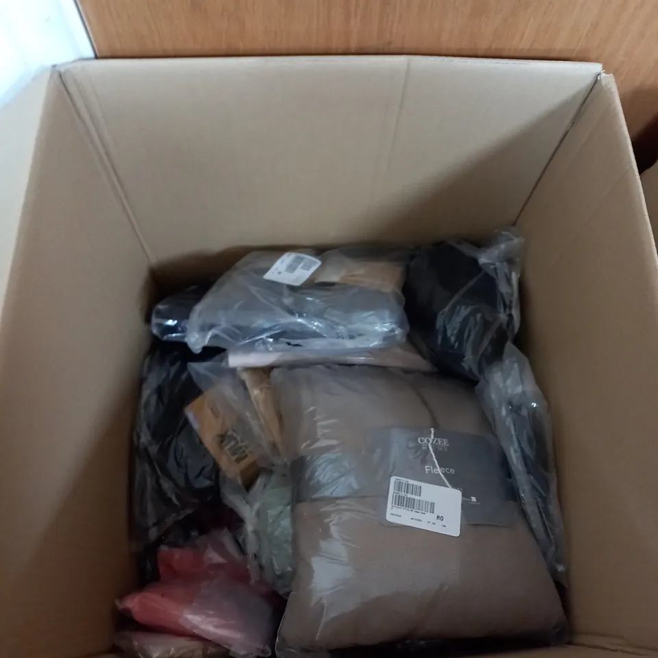 APPROXIMATELY 20 ASSORTED LADIES CLOTHING IN VARIES SIZES, COLOURS AND STYLES