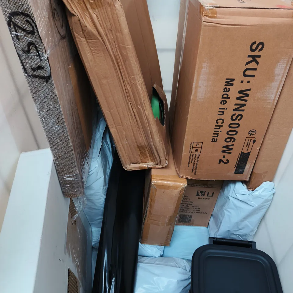 APPROXIMATELY 10 ASSORTED HOUSEHOLD PRODUCTS TO INCLUDE CUSHIONS, POTS, WASTE BIN ETC - COLLECTION ONLY 