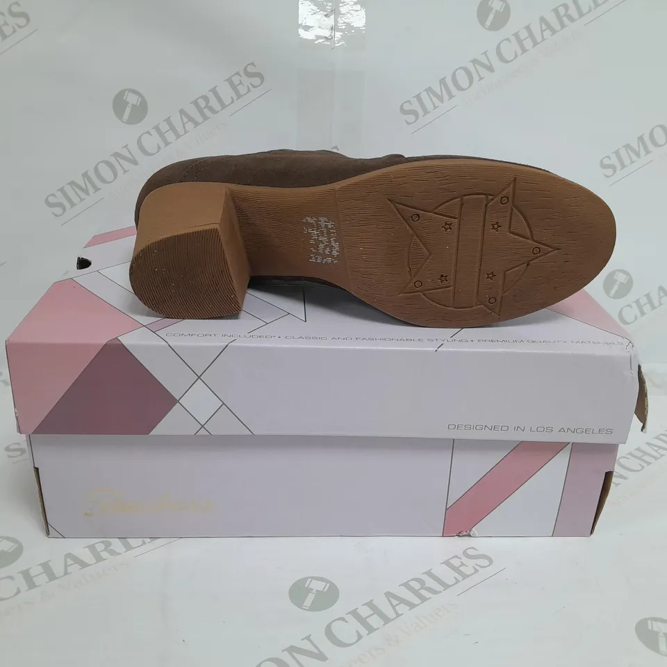 BOXED PAIR SKECHERS WATER RESISTANT CITY BOOTS IN CHOCOLATE SIZE 4