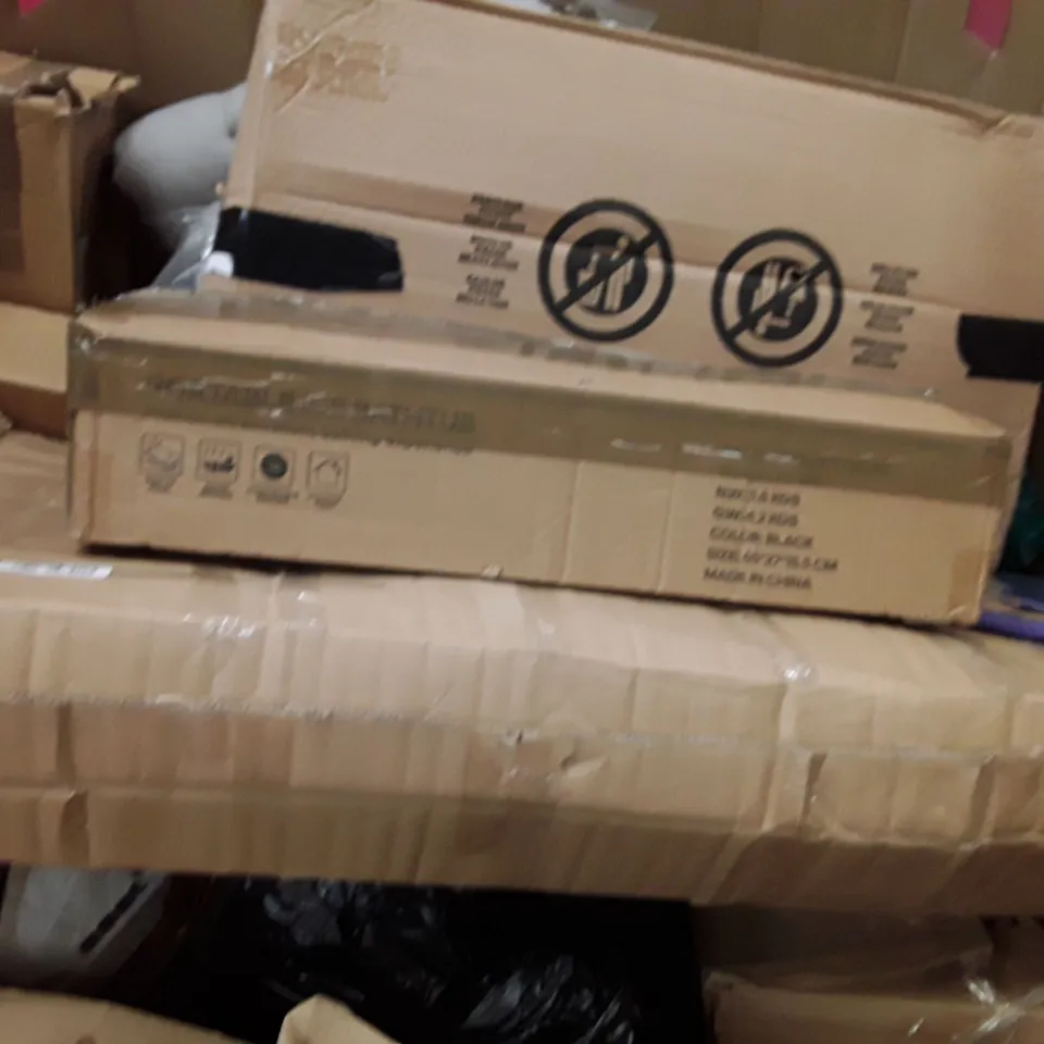 PALLET OF ASSORTED HOUSEHOLD ITEMS TO INCLUDE CAMPING CHAIRS, TOILET SEATS, PORTABLE ICE BATH AND BLINDS ECT