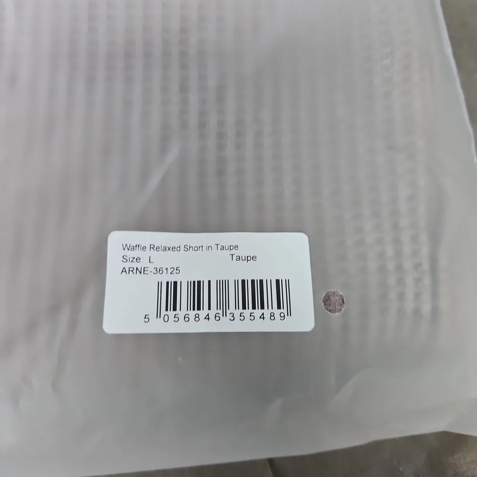 ARNE WAFFLE RELAXED SHORT IN TAUPE – SIZE L 