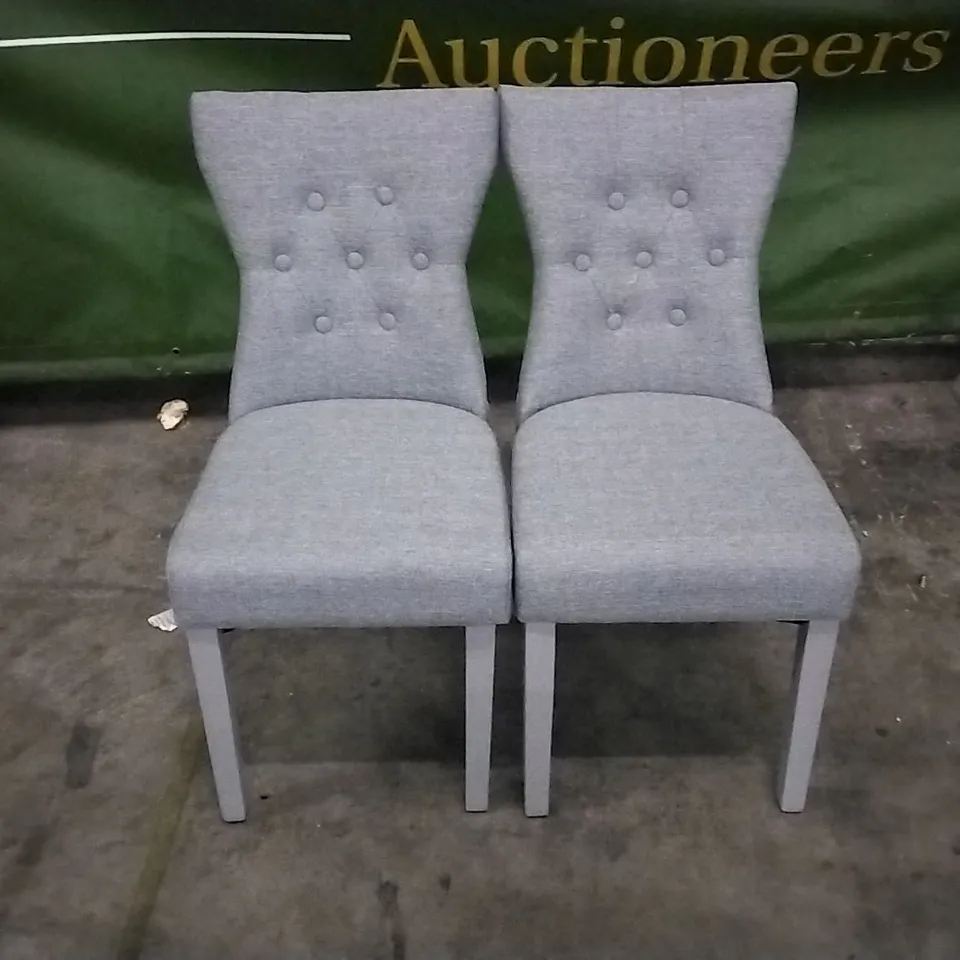 SET OF 2 LIGHT GREY FABRIC BUTTONBACK DINING CHAIRS WITH GREY WOODEN LEGS